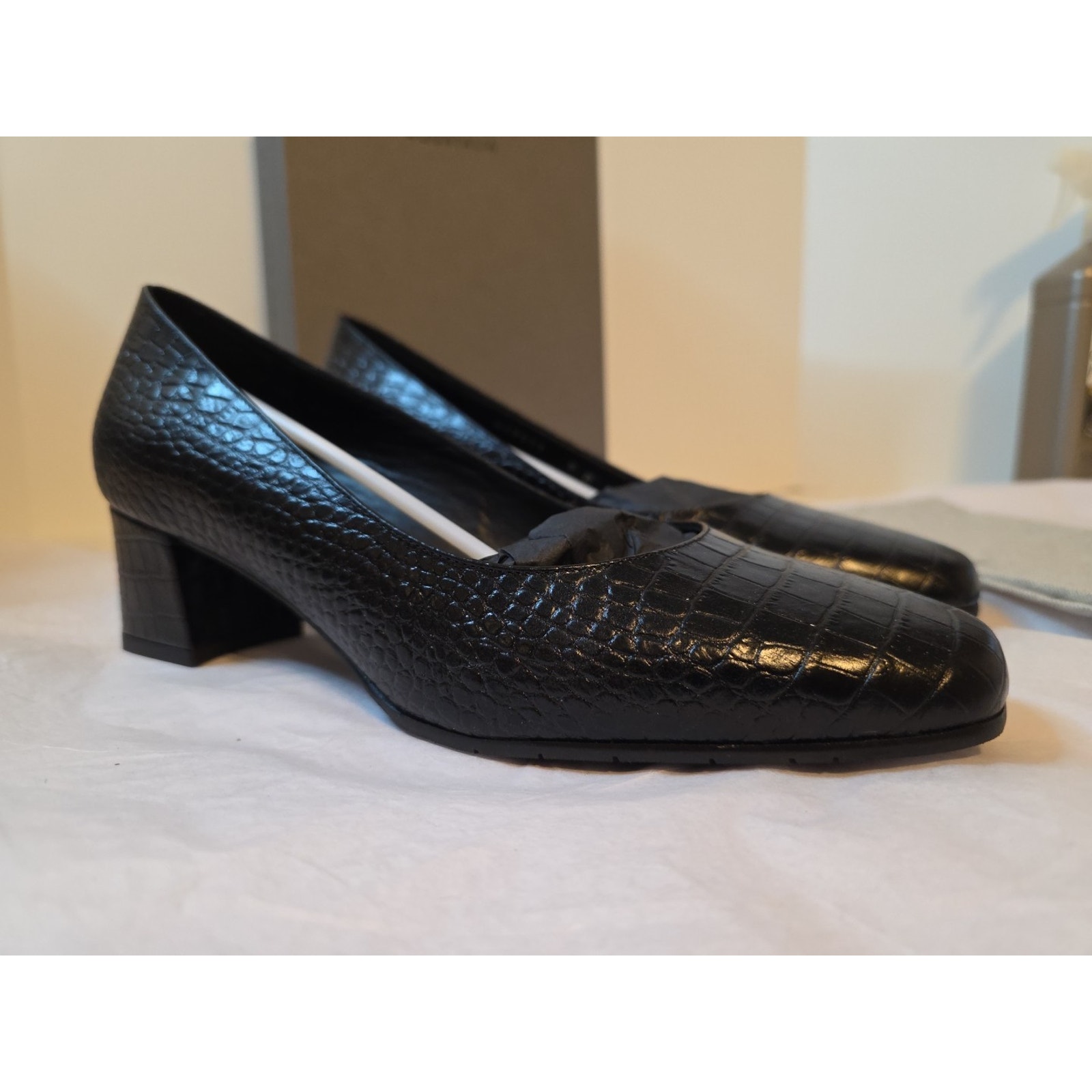 Aquatalia Pumps Womens Us Size 9 Croc Embossed Black Leather Waterproof Italy — image 2 of 8